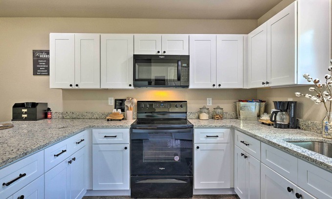 Spring Branch House | Canyon Lake Home ~ 1 Mi to Golfing & Swimming
