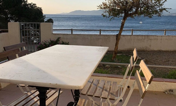 Llanca House | CAP DE RAS - Casa individual situada en primera línea de mar, con magníficas vistas de la playa de Cap de Ras de Llançà