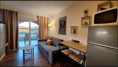 Cap Esterel Apartment | CAP ESTÉREL studio 4 pers équipé, belle vue Golf, centre village PIERRE & VACANCES , PARKING inclus et 5 PISCINES accès gratuit, CLIM, WIFI, TV, lave-vaisselle et lave-linge,four, plancha