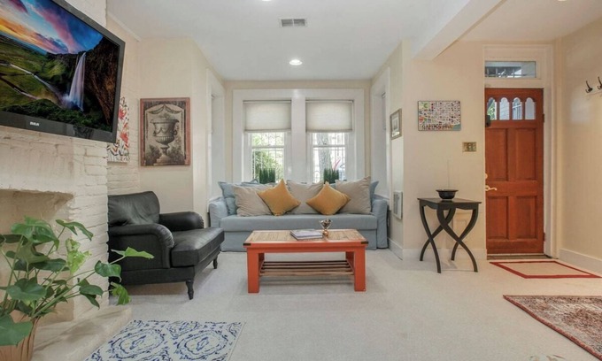 Capitol Hill House | CAP Hill-Walkout EngBsmt- 2 blks Eastern Market METRO -FREE Parking