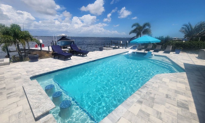 Caloosahatchee House | Cape Coral, Fl Caloosahatchee riverfront, close to Ft. Myers