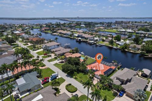 Caloosahatchee House | Cape Serenity- Luxury Waterfront Villa with Kayaks and Bikes
