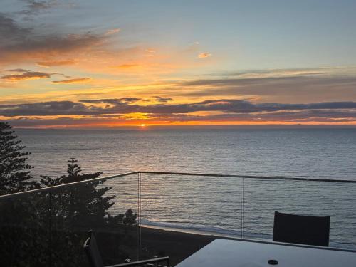Bluff Hill House | Cape View - Napier Holiday Home