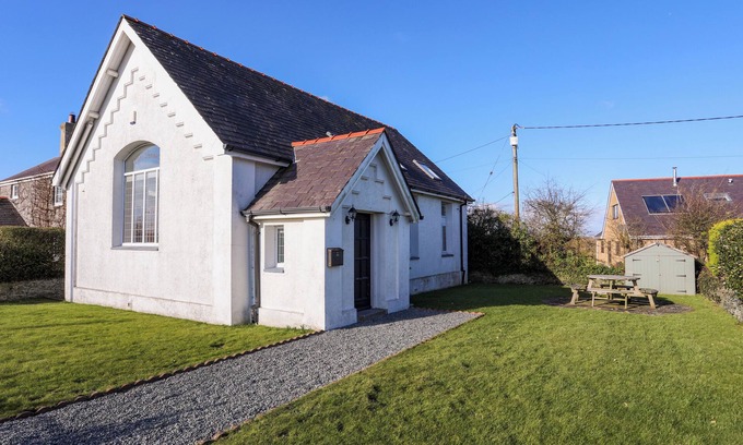 Holyhead Cottage | CAPEL HERMON, pet friendly, with a garden in Bodedern