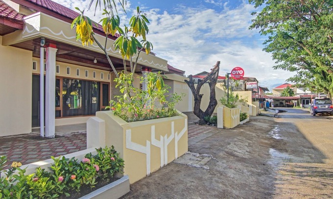 Padang Hotel | Capital O 90643 Suri Guest House Syariah