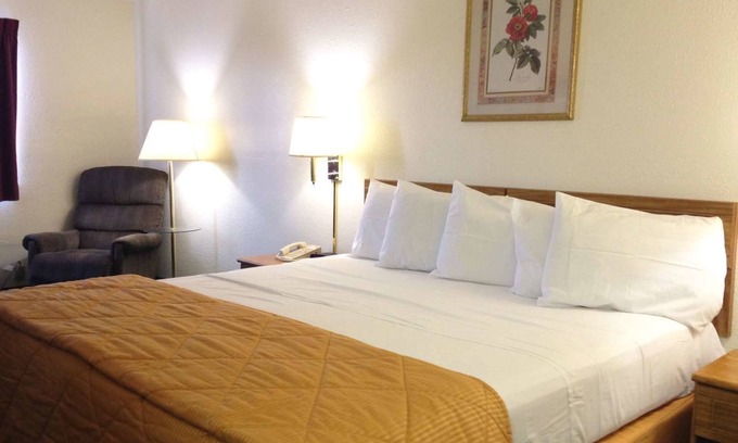 Fulton Hotel | Capital O Amerihost Inn and Suites Fulton Hwy 54 MO