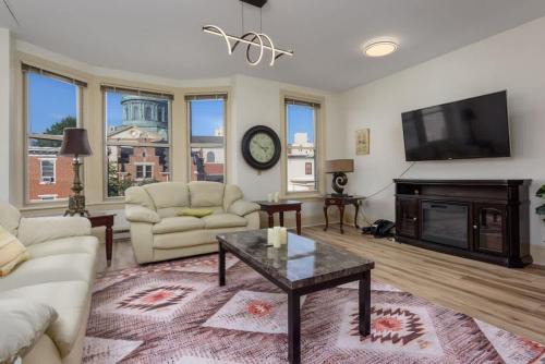 Downtown Harrisburg Apartment | Capitol View Retreat - 3F Fast Wi-Fi Cozy