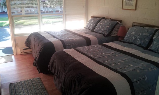 Ivy Lea Hotel | Capricorn Motel Royale 1000 Islands