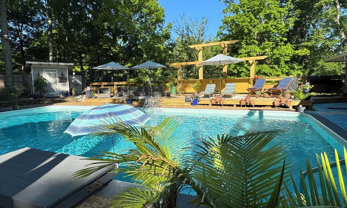 Poland House | ⚓Captain Bill's Guest House and heated pool access⚓