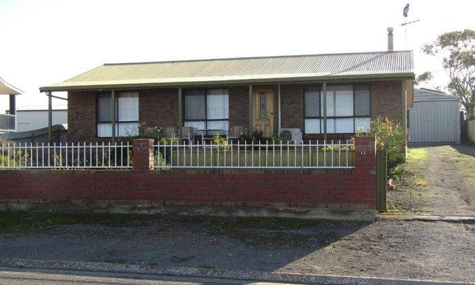 Para Wurlie House | Captain's Quarters