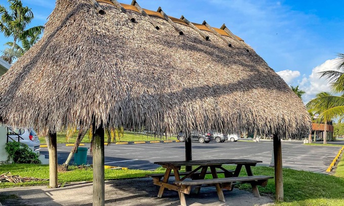 Everglades City Hotel | Captain's Table Hotel