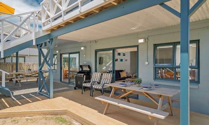 Cooks Beach Cottage | Captains Bach at Cooks - Downstairs Holiday Unit