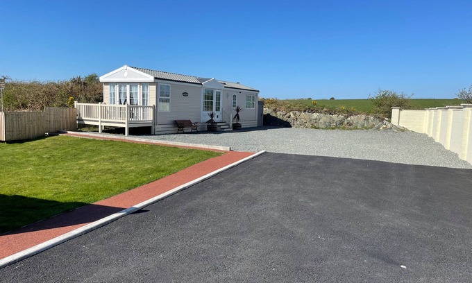 Caergeiliog Ski Chalet | Captivating 2-Bed Static Caravan on Private land
