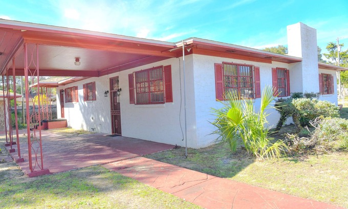South Pensacola House | Captivating Cabin Close to Downtown! Just minutes to downtown and the beach!