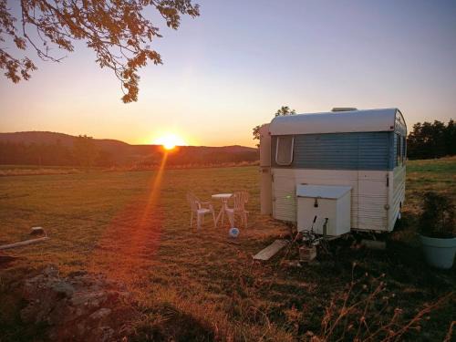 Sauvessanges Other | Caravane Vintage Atypique avec jacuzzi à la campagne