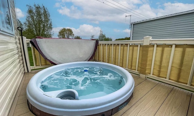 Tattershall Cabin | CaravanSleeps8-HotTub-FirePlace-Garden-Patio