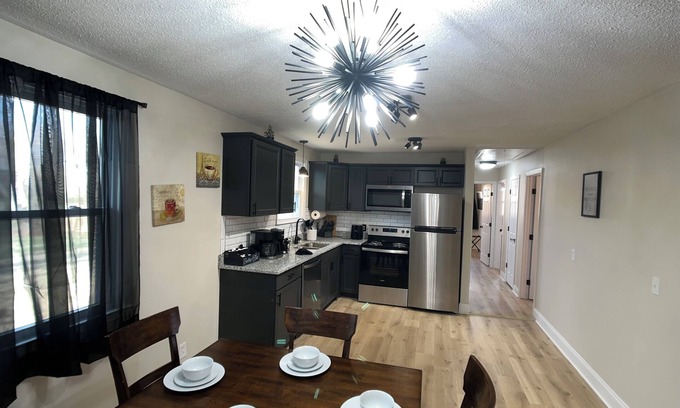 Clarksville House | Carbon Ridge 300mbps WiFi - Dog Friendly