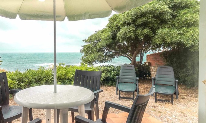 Les Roques Apartment | CARBONERES 47.1 – Apartment with views right on the seafront
