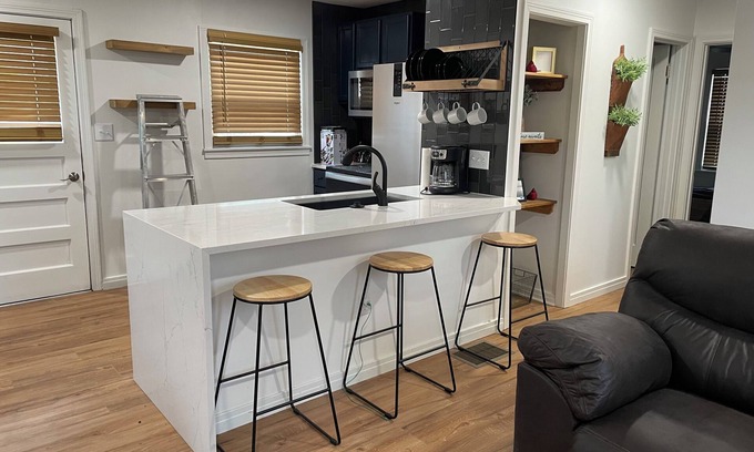 Hoisington House | Cardinal Cottage