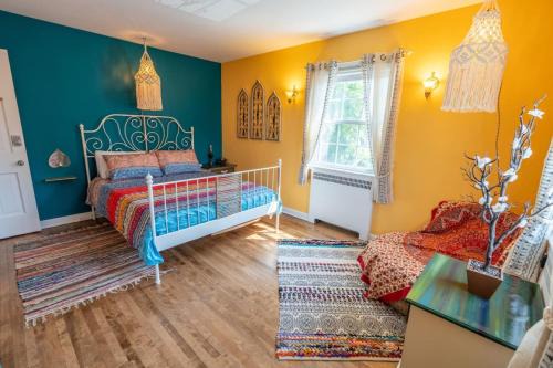 Cornwall House | Cardinal Inn Boho Room