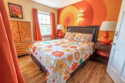 Cornwall House | Cardinal Inn Retro Room