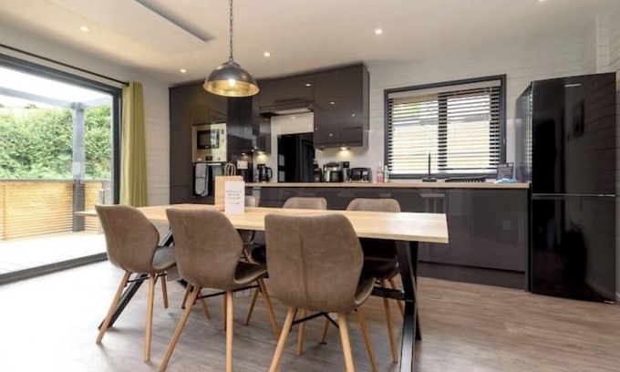 Looe Cabin | Cardinham Lodge : 3 bedroom - max 6 occ - VP9