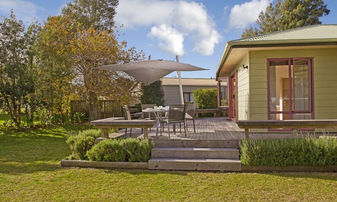 Coromandel Peninsula Cottage | Carefree at Cooks - Cooks Beach Bach