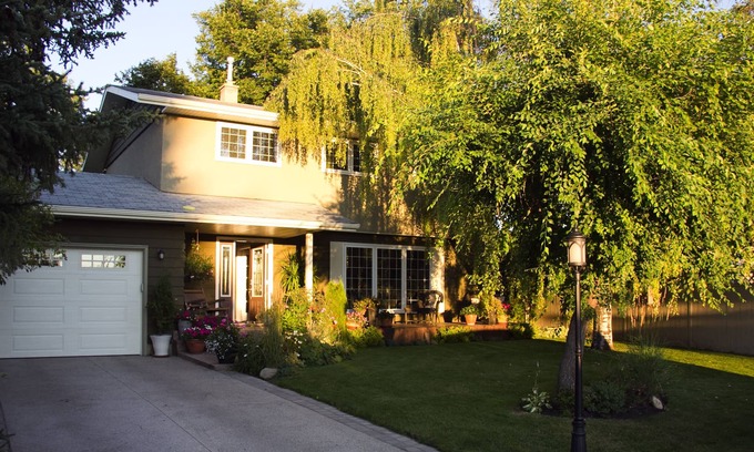 Red Deer House | Carefree Lifestyle on a Close