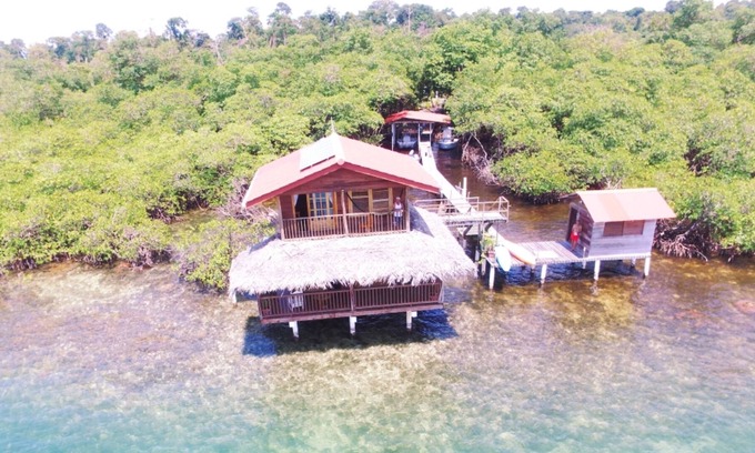 Isla Bastimentos House | Caribbean Blue, Over Water Casita