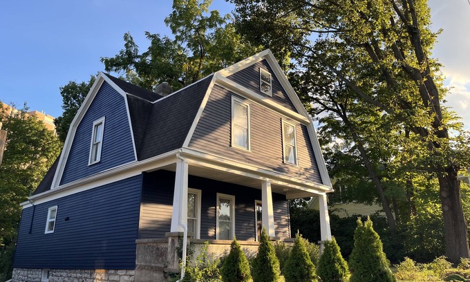Moraine Cottage | Carillon Cottage - Modern Comfort & Vintage Design
