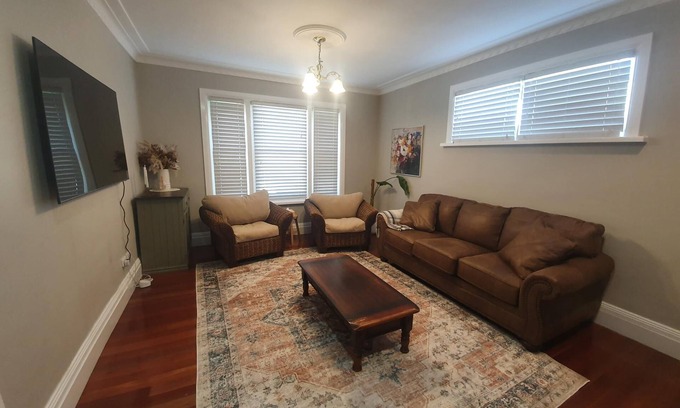 Armidale Cottage | Carisbrook Cottage is a beautiful, cosy, pet friendly home 2 blocks from the CBD