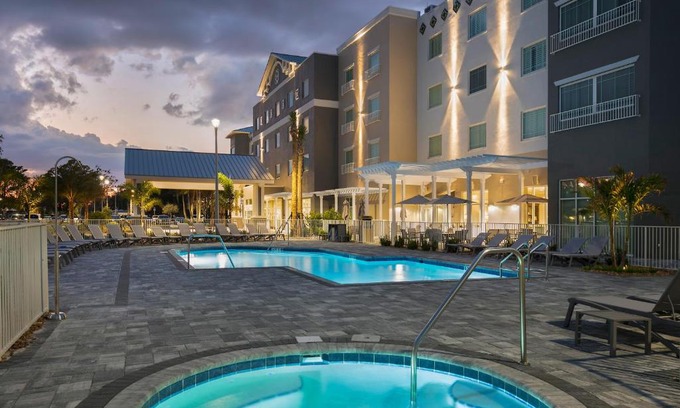 Pinecraft Hotel | Carlisle Inn Sarasota