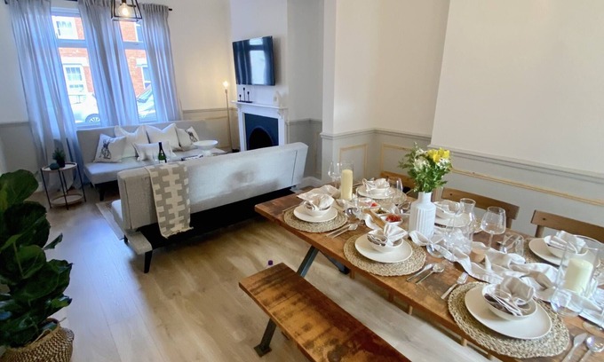 Northampton House | Carlton House 3 Bedrooms ,Cinema, WIFI, Mini Golf