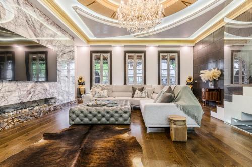 Carlton South House | Carlton Luxury Kings Mansion - 5min to CBD, Garage and Rooftop