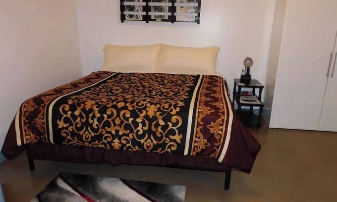 Marfa Apartment | Carmen's Marfa Boutique Hotel/Elsie King Bedroom En-Suite