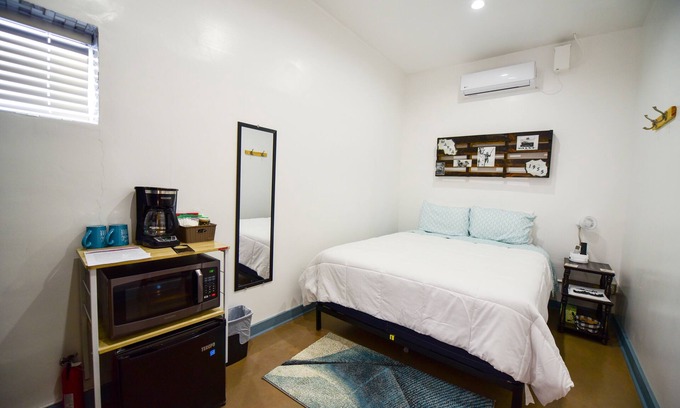 Marfa Hotel | Carmen's Marfa Hotel/Armando Room 1 Queen Bed