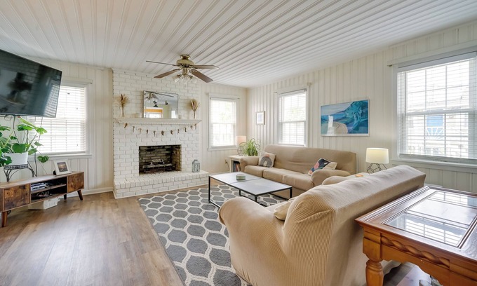 North Carolina Coast House | Carolina Beach Home w/Private Deck: Walk to Shore