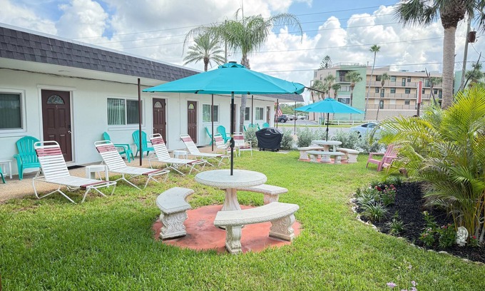 Sunset Reef Apartment | 🌴Carousel Suite #5 – Your Beachy Hideaway in Redington Shores! 🏖️ Steps to the Beach!