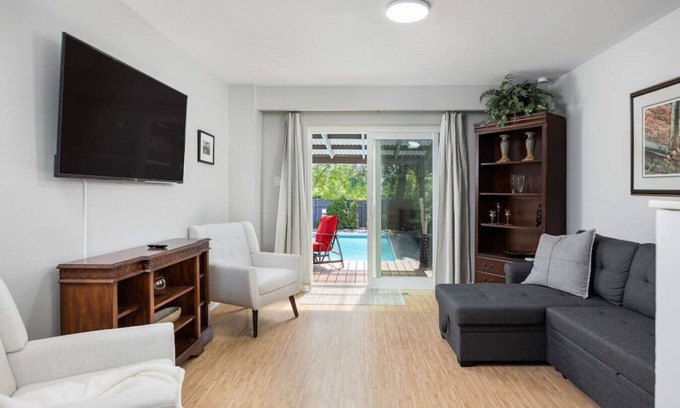 Clarkson-Lorne Park House | Carrera Cove - Spacious 3BR - 5 Mins to Go Train