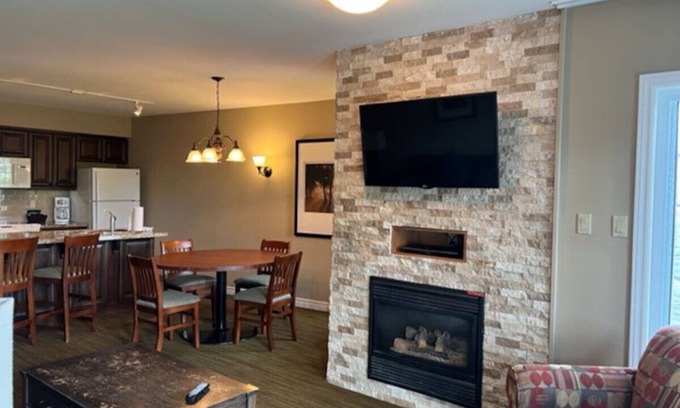 Oro-Medonte Condo | Carriage Country Club Home Away From Home