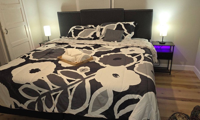 Fayette Condo | Carriage House by CMU - Lower Condo - Kitchen, King Bed, 70" TV Fast WiFi & AC