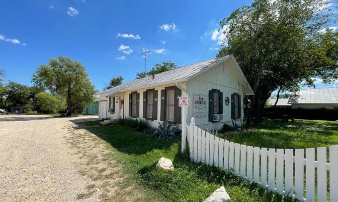 Bandera House | Carriage Inn - Cottage