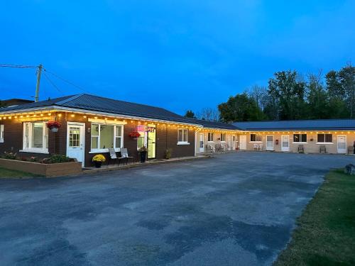 Otonabee-South Monaghan Hotel | Carriage Inn Motel