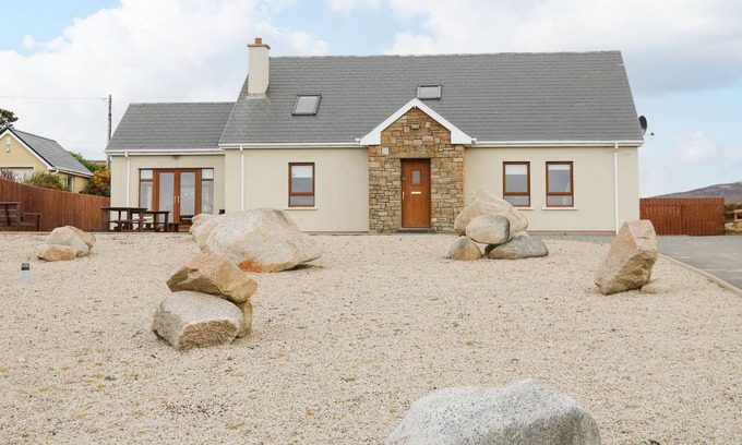 Derrybeg House | CARRICK COTTAGE, family friendly in Derrybeg, County Donegal