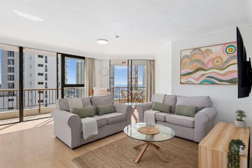 Main Beach Apartment | Carrington Family Beach Getaway - Ocean View, WiFi