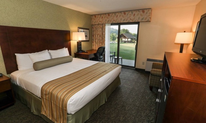 Fairfield Apartment | Carroll Valley Accessible | King Room + Golf Views