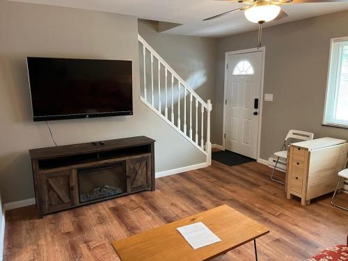Norwood Apartment | Carter #3 Two bedroom unit near Xavier Downtown