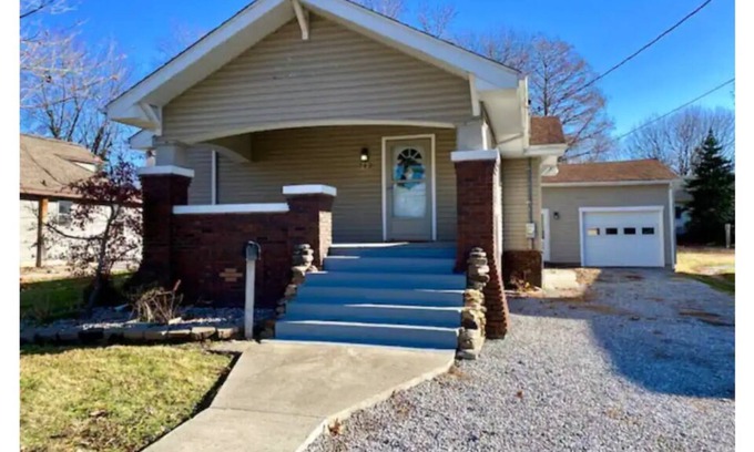 Carterville Cottage | Carterville Cottage on Division