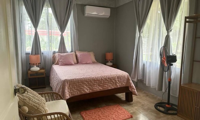Cahuita House | Casa Amapola en Cabinas con Piscina ¡A 5 Minutos del Parque Nacional de Cahuita!