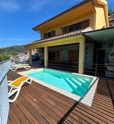 Parada de Bouro House | Casa Amarela da Caniçada